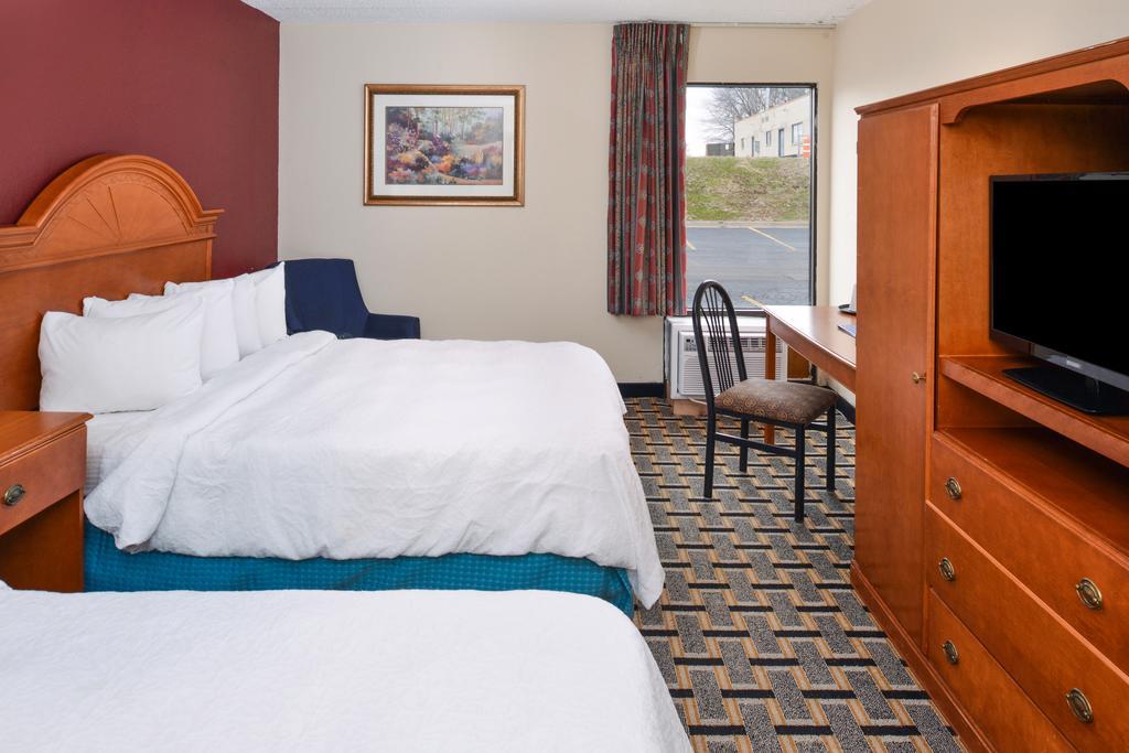 Americas Best Value Inn Moline Exterior photo