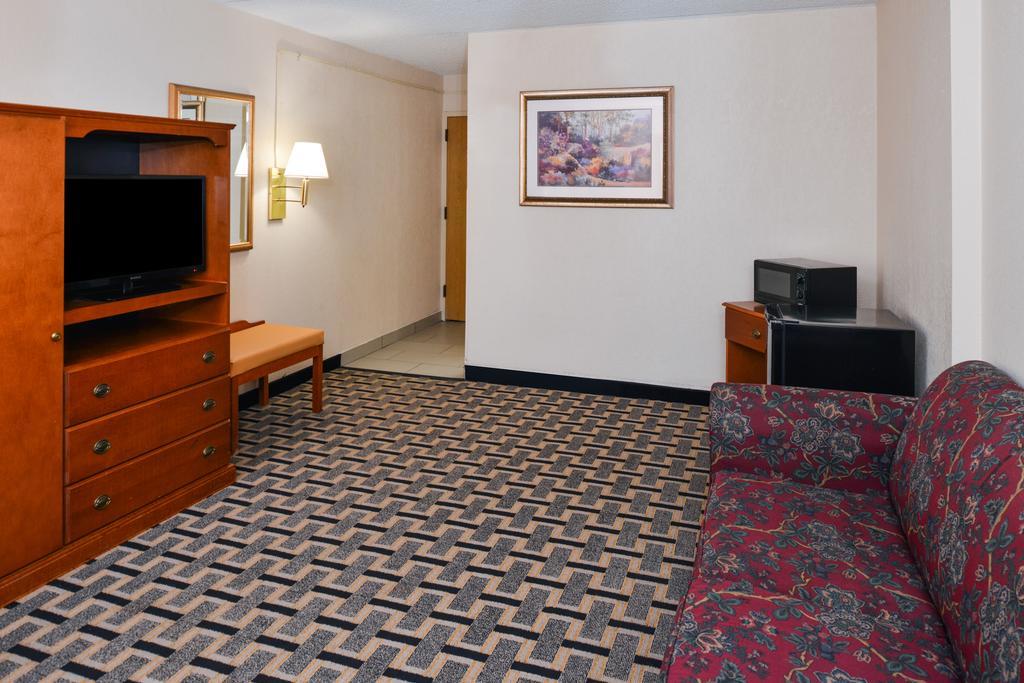 Americas Best Value Inn Moline Exterior photo