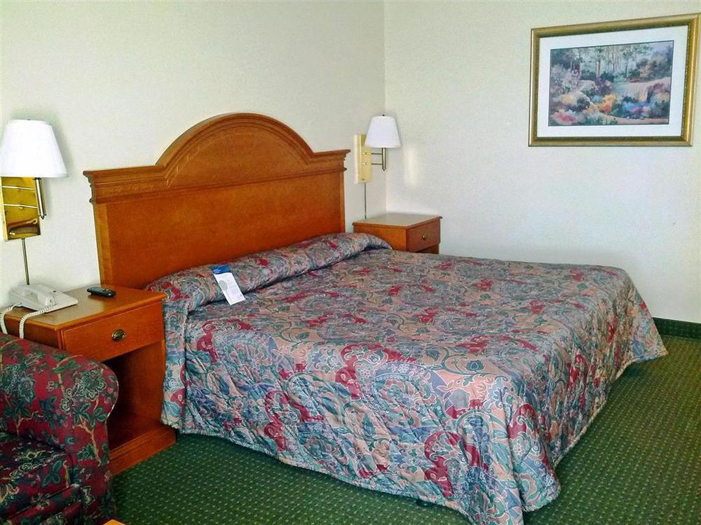 Americas Best Value Inn Moline Room photo